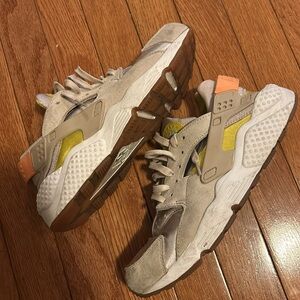 Nike women’s beige and lime green sneakers